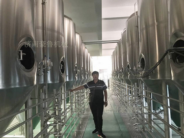 酿酒师在啤酒设备中 酿酒师在啤酒设备中